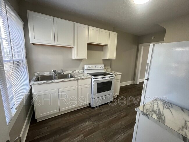 Building Photo - 4926 E New York St