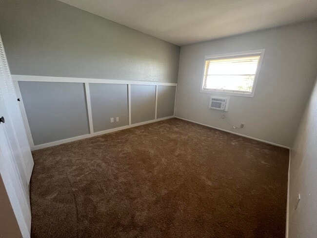 Building Photo - 1050 E Sample Rd