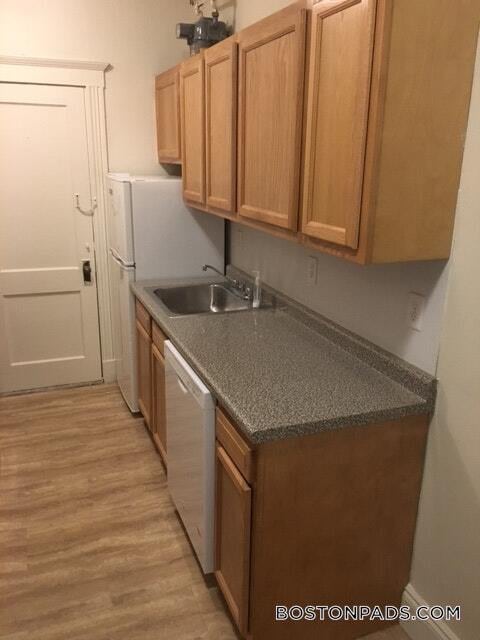 Building Photo - 235 Park Dr