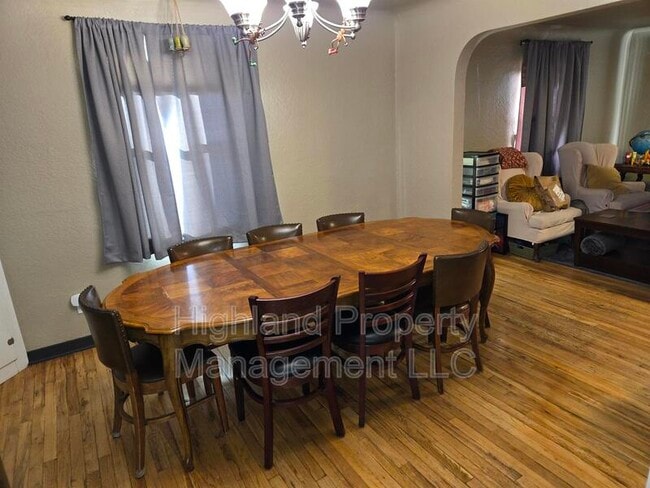 Building Photo - 1160 NE Lake St