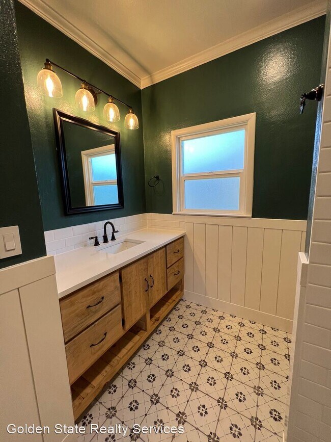 Building Photo - 4 br, 2 bath House - 525 Grove St