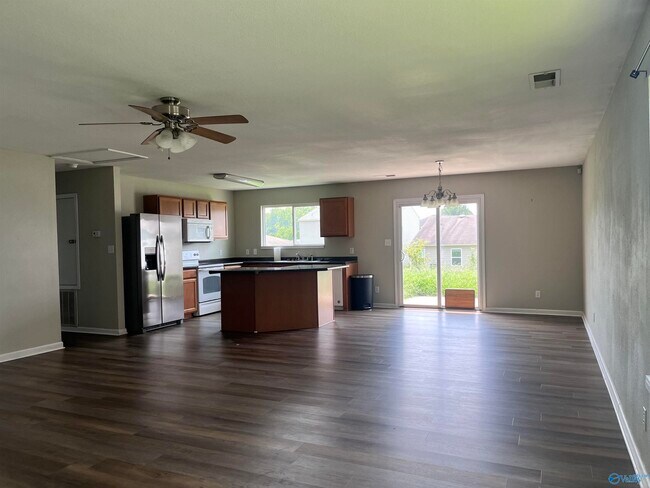 Building Photo - 15281 Tyler Mill Dr