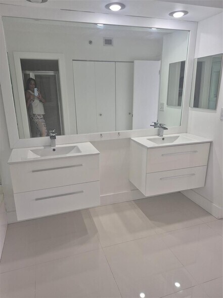 Building Photo - 3600 Mystic Pointe Dr