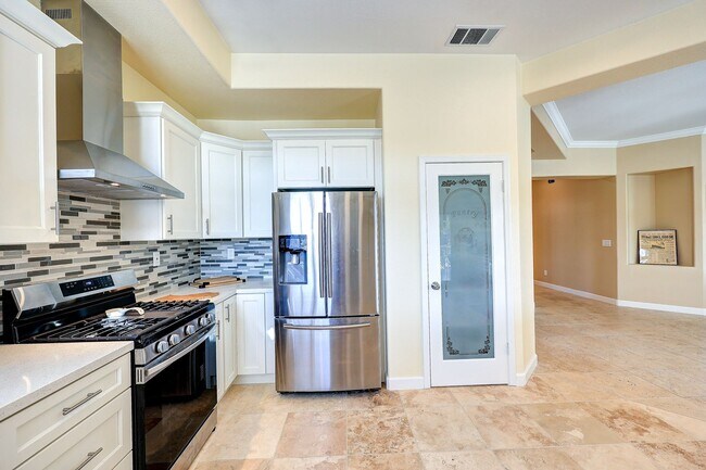 Building Photo - OPEN FLOOR PLAN WITH SIDEYARD PARKING AND ...