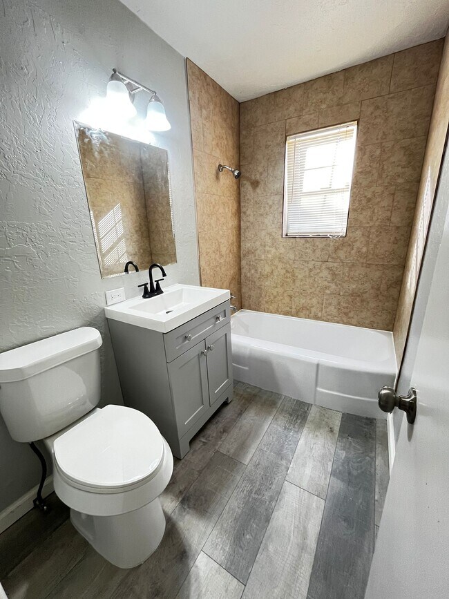 Building Photo - 2618 NW 26th St