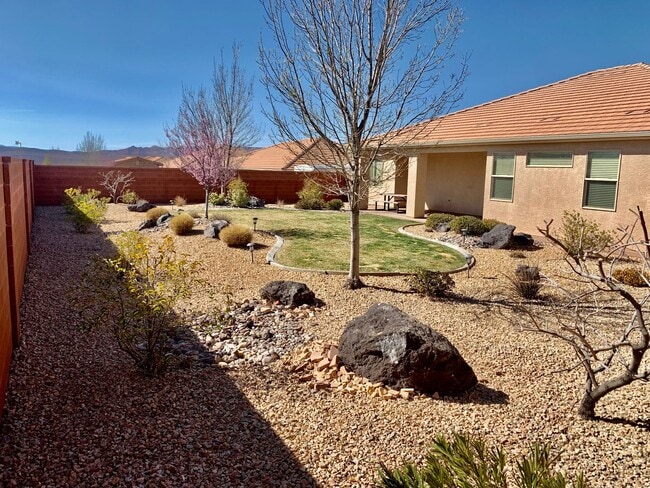 Building Photo - Lovely Home with RV parking in Sky Ridge