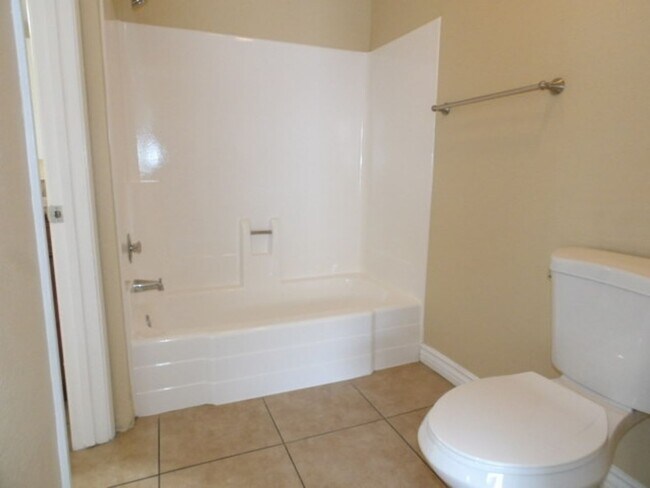 Building Photo - Spacious 2-Bed, 2-Bath Home with Resort-St...