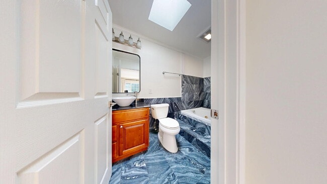 Building Photo - Spacious 3BD/3BA Home with Sunroom, Renova...