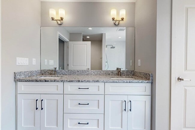 Building Photo - New Townhouse NE Heights 2/bedroom 1.5/bath 1/CG