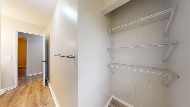 Building Photo - Elyria - updated 3 bed/1 bath townhouses for rent!