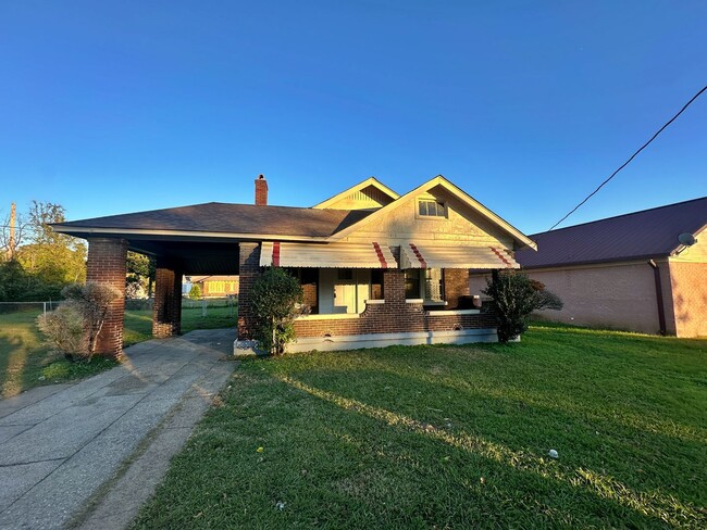 Primary Photo - Spacious 3 Bedroom Brick Home Now Availabl...