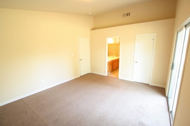 Building Photo - BEAUTIFUL & SPACIOUS HOME