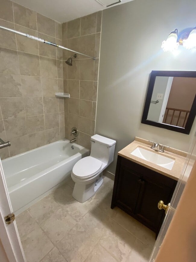 Building Photo - A three bedroom plus den, three and one half bath townhouse conveniently located in Rockville Mar...