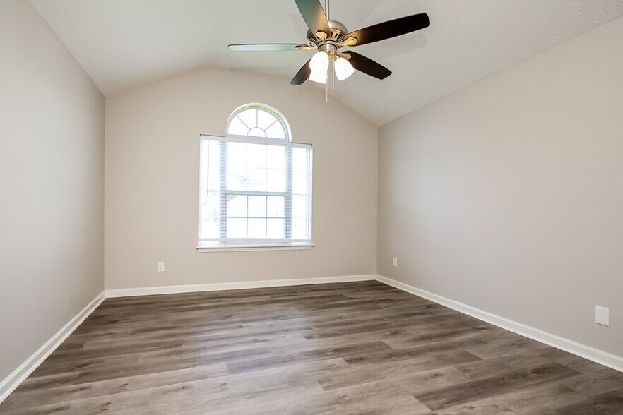 Building Photo - 864 Lavergne Ln