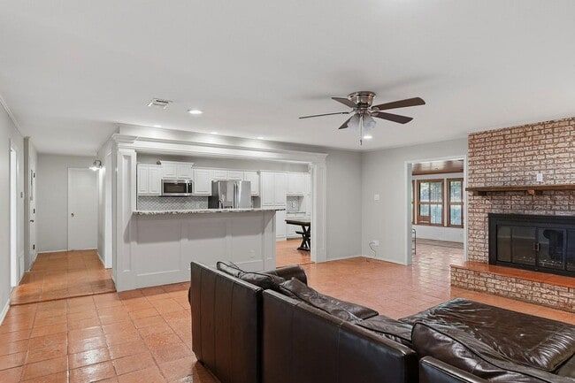 Building Photo - 21 Larkwood Ln
