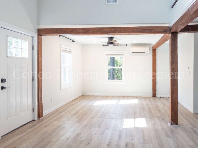Building Photo - 2 BD/ 1 BA // Cottage Get Away just off of 42nd St // $1,875 per month // Pet Friendly*