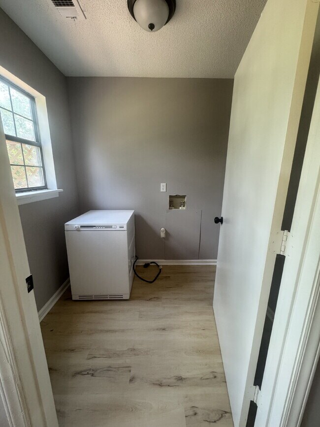 Building Photo - "Charming 1-Bedroom Townhouse Retreat in H...