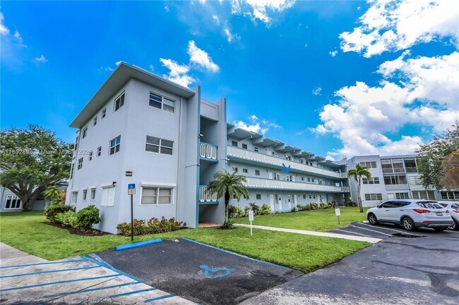 Building Photo - 2223 Park Ln