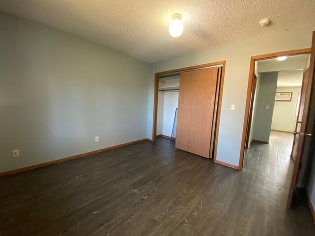 Building Photo - $1,000 | 2 Bedroom, 1 Bathroom Apartment |...