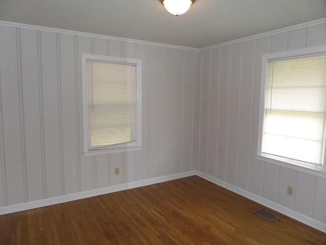 Building Photo - Nice 2 bed 1 bath brick ranch located in M...