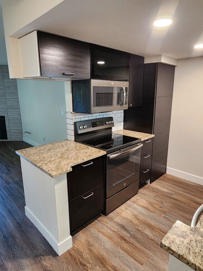 Building Photo - 8335 Fairmount Dr