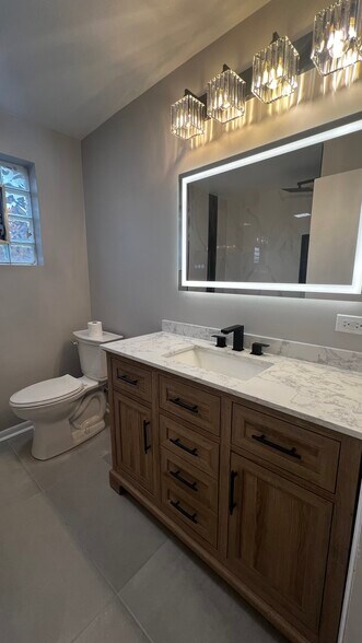 Building Photo - 552 Manistee Ave