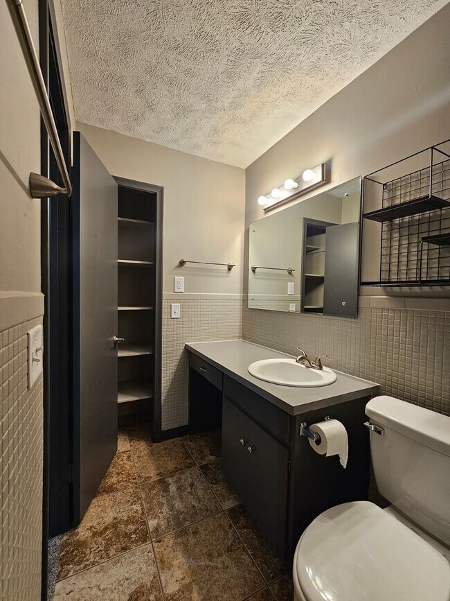 Building Photo - Spacious and Renovated 3 Bedroom Home