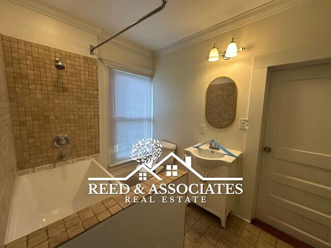 Building Photo - Spacious 5-Bedroom - Copper Young Area