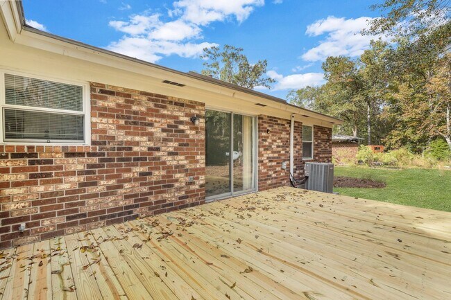 Building Photo - High End Finishes in a Quiet Residential N...