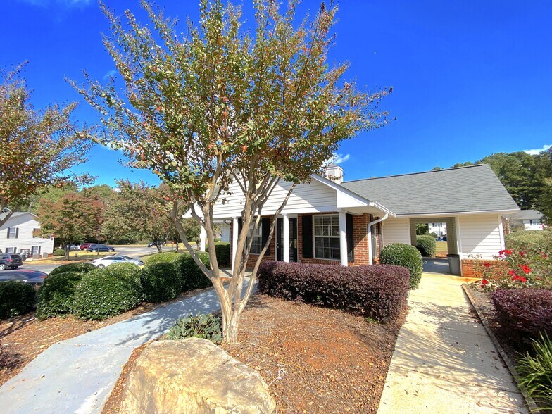 The Retreat Baywood Apartment Homes by ICER 6655 Mt Zion Blvd