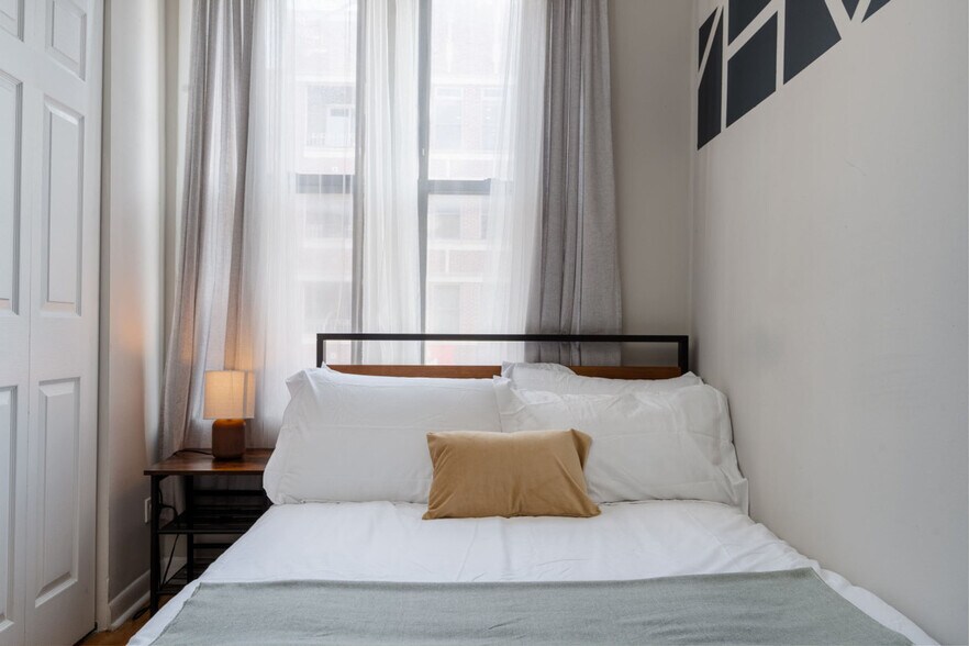 Building Photo - 906 N Damen Ave