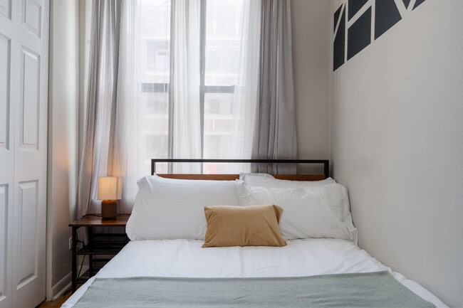 Building Photo - 906 N Damen Ave