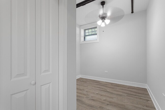 Building Photo - 1062 W Glenlake Ave