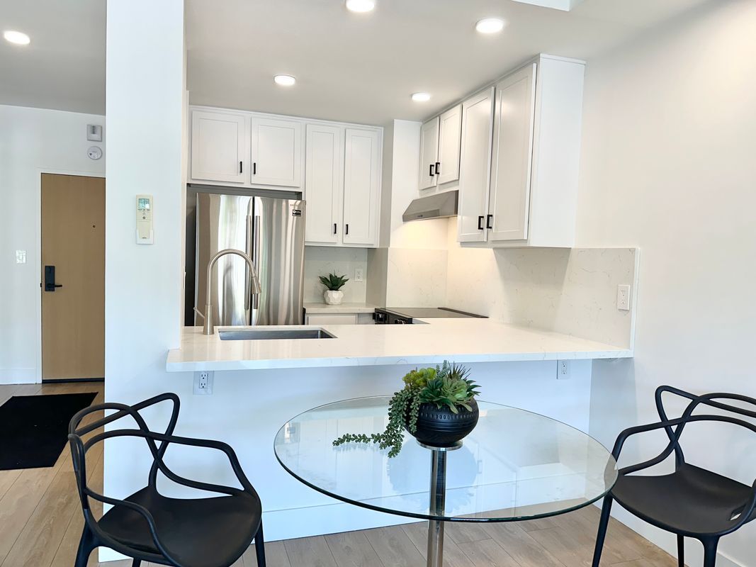 Building Photo - 999 N Doheny Dr