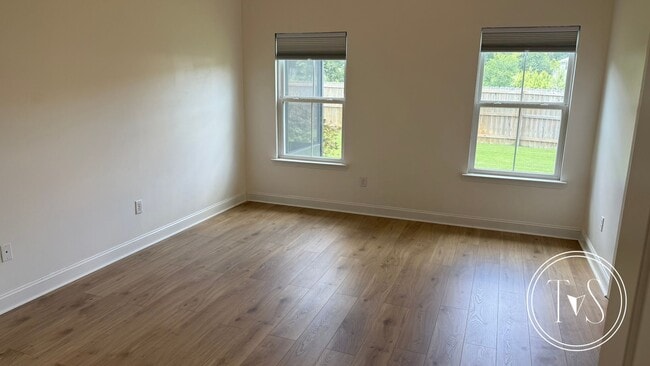 Building Photo - RATE DROP ALERT (was $2600/month) and MOVE IN SPECIAL: $1000 OFF 1ST MONTH'S RENT!**