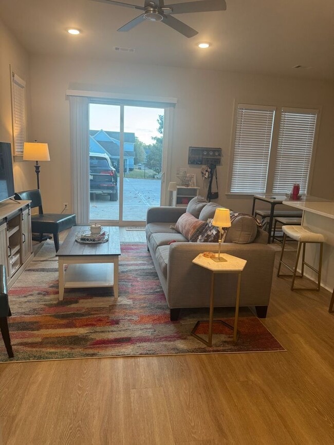 Building Photo - Glenwood Townhomes Unit #103