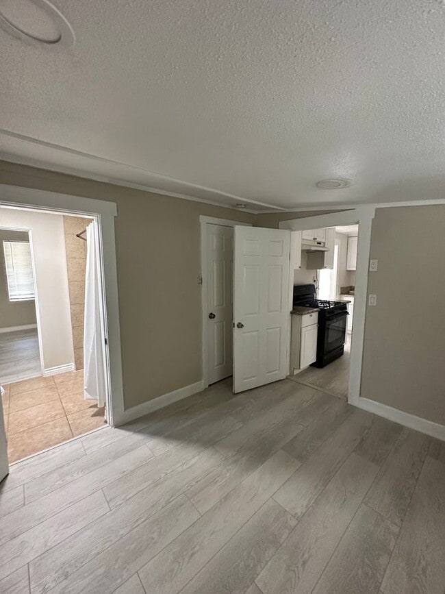 Building Photo - Updated Corner Lot Home – 2bd/2ba