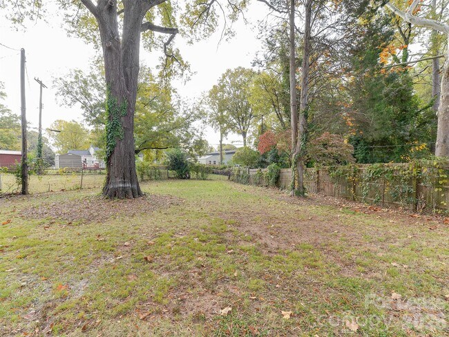 Building Photo - 2721 Mayflower Rd