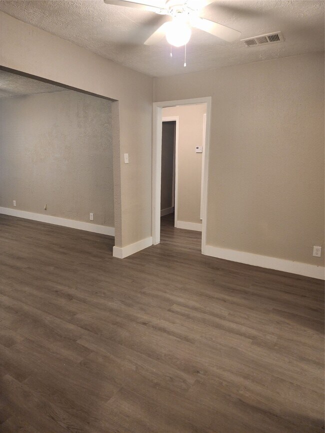 Building Photo - 4526 Kingsbury St