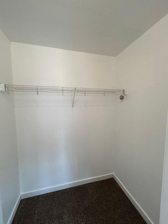 Building Photo - 3 Bedroom / 2.5 Bathroom Townhouse in SW R...