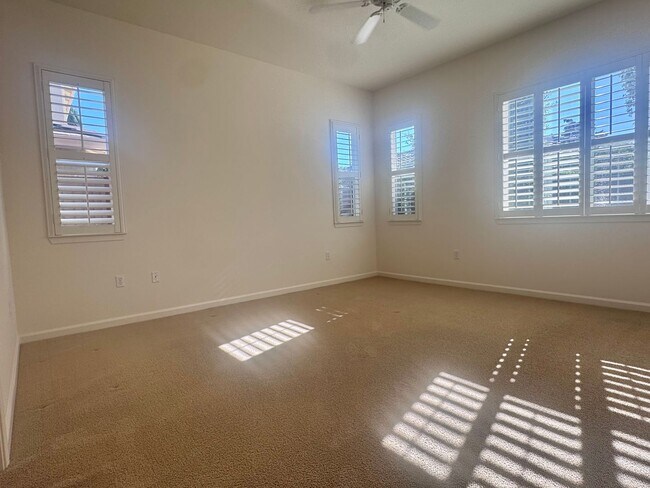 Building Photo - Beautifully Maintained Single Story 4 Bed ...