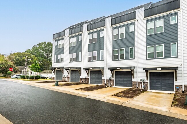 Building Photo - 642 W End Dr