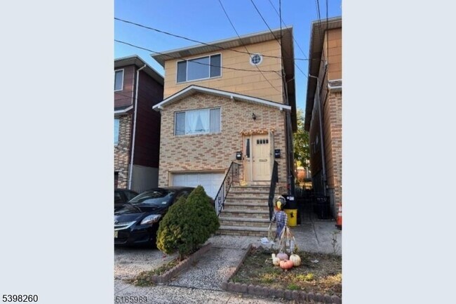 Primary Photo - 736 William St