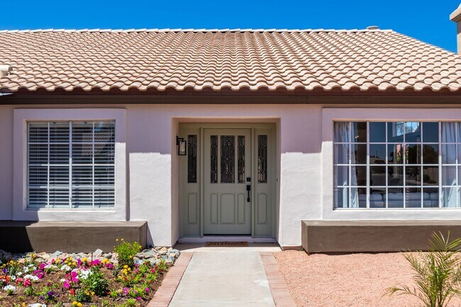 Building Photo - Beautiful updated 4 bedroom plus, 2 bath home in Chandler