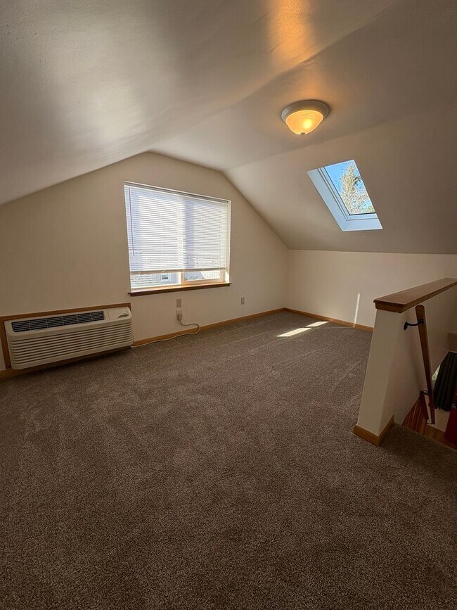 Building Photo - 550 Ray Ln