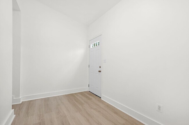 Building Photo - GORGEOUS end unit in Baltimore! 3 Bedrooms 3 Bathrooms Plus a Rec Room!