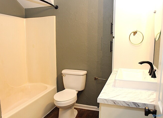 Building Photo - 101 Cresent Circle