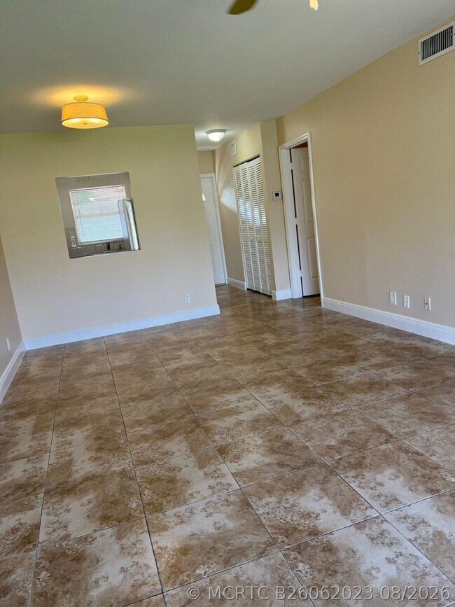 Building Photo - 9851 SW Sandalfoot Blvd