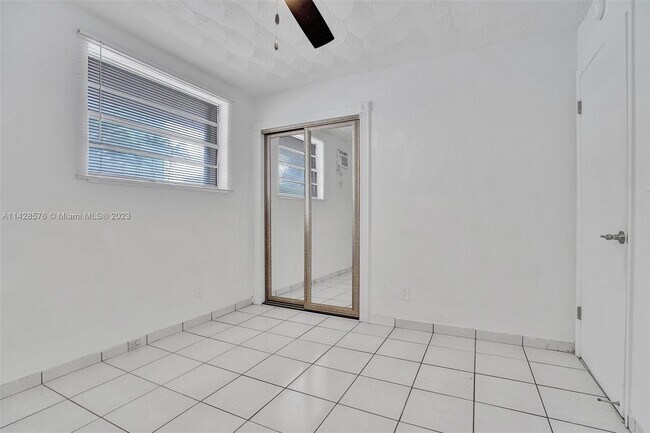 Building Photo - 505 NE 30th St