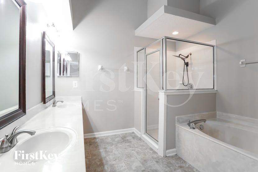 Building Photo - 1460 Greenway Pl